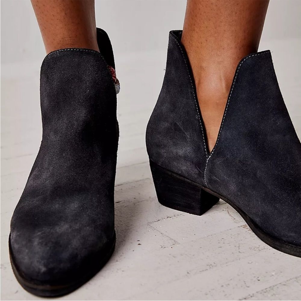 Free People Womens Sz 39.5/ 9.5 Charm Double V Black Suede Ankle Boots